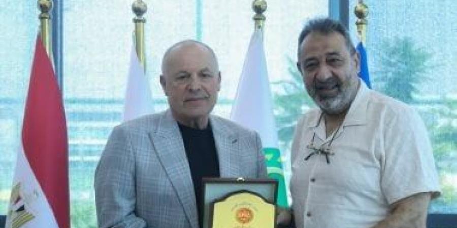 أبو ريدة يجتمع بمجدى عبد الغنى رئيس جمعية المحترفين لتعزيز سبل التعاون