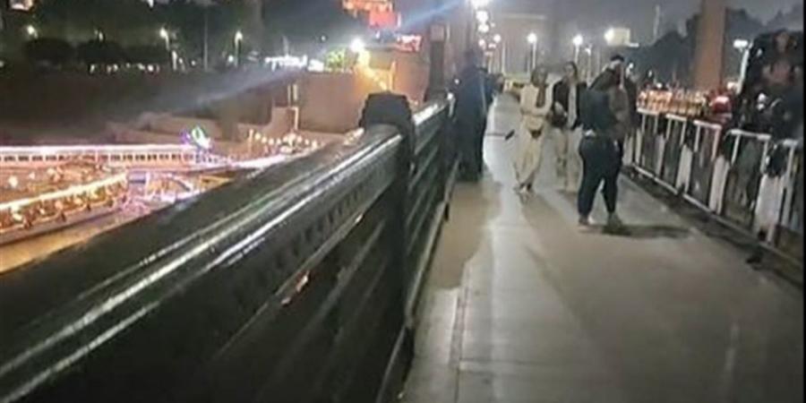 قبل العيد بساعات.. إقبال المواطنين على كوبري قصر النيل (بث مباشر)