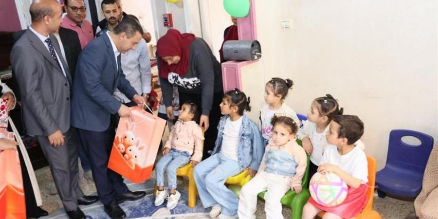 تزامنًا مع عيد الأضحى.. محافظ المنوفية يزور الحضانة الإيوائية بشبين الكوم ويوزع الهدايا على الأطفال