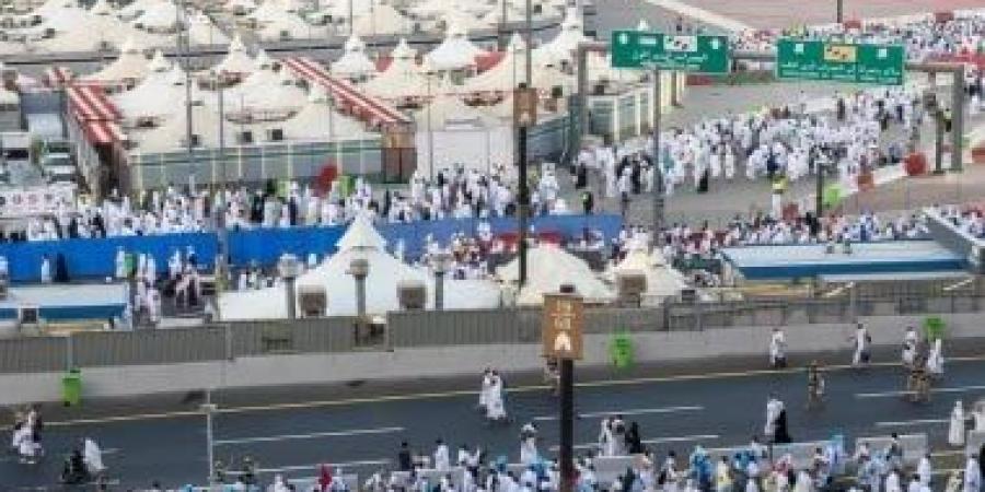 حجاج بيت الله الحرام يرمون جمرة العقبة يوم النحر