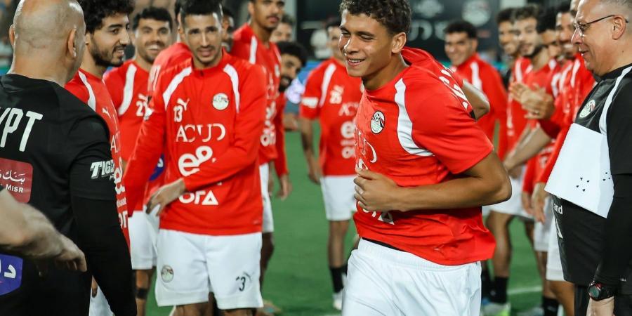 ممر شرفى فى تدريب المنتخب الوطنى احتفالاً بمرموش واللاعبين الجدد