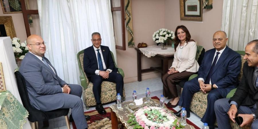 محافظ الجيزة يشارك فتيات مؤسسة الرعاية الاجتماعية للبنات بإمبابة فرحة العيد