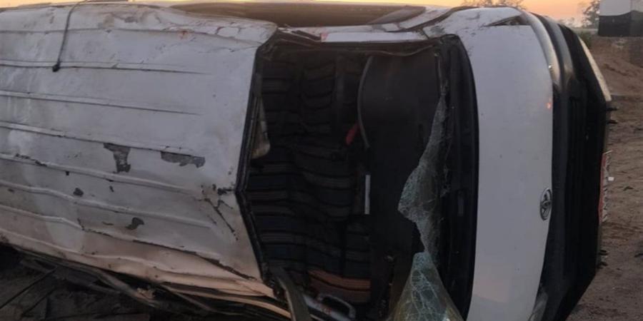 10 مصابين في حادث انقلاب ميكروباص بالطريق الصحراوي بالبحيرة
