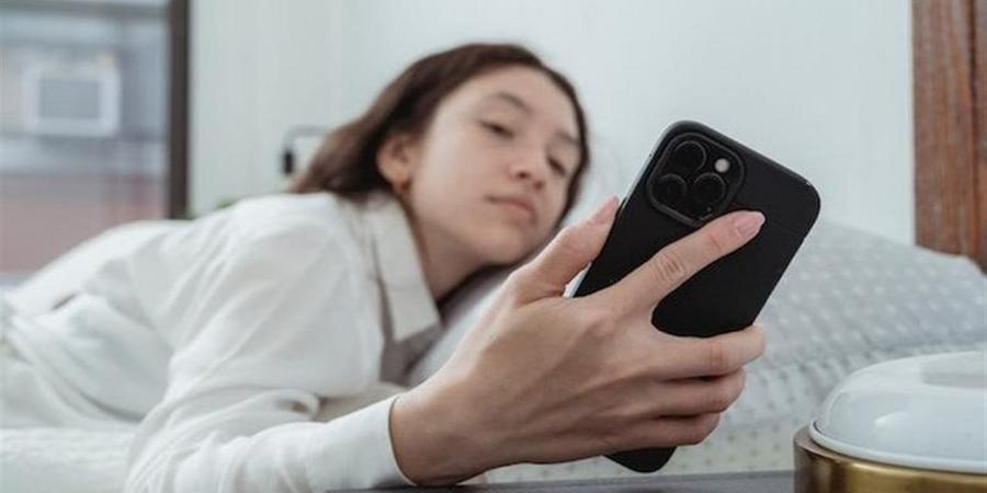 تفقد الهاتف فور الاستيقاظ قد يزيد التوتر ويؤثر على حالتك المزاجية طوال اليوم