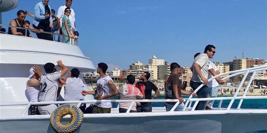 إقبال على الرحلات البحرية في ثالث أيام العيد بمطروح.. والفرد بـ200 جنيه