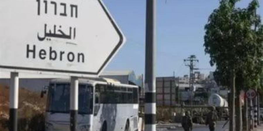 الاحتلال يواصل فرض حظر التجول ببلدة بيت أمر شمال الخليل ويقتحم عدة مناطق بالضفة