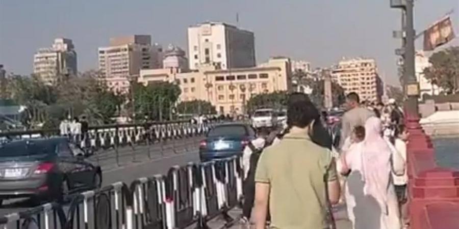 رابع أيام العيد.. مواطنون يستمتعون بالأجواء على كوبري قصر النيل (بث مباشر)