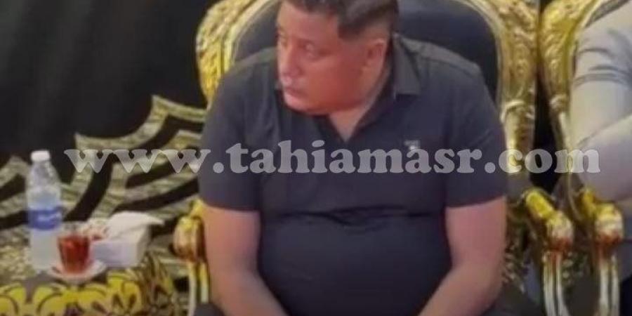 حزين ومكسور.. انهيار حمو بيكا في عزاء والده| صور