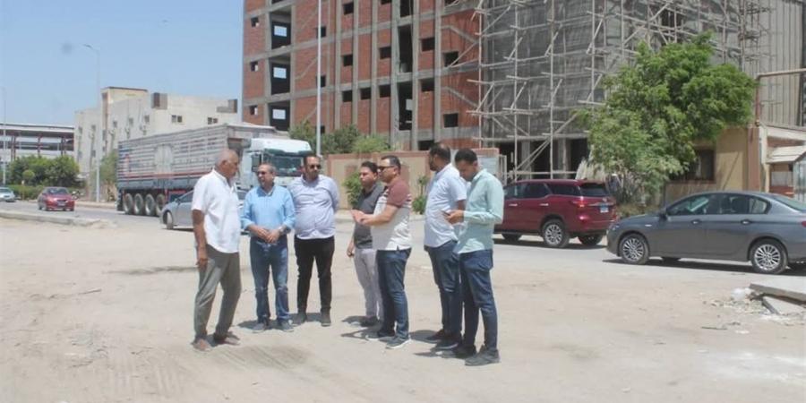 رئيس جهاز السادات يتفقد أعمال رفع كفاءة الطرق بالمنطقتين الصناعيتين السادسة والسابعة