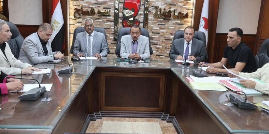 محافظ سوهاج يستعرض موقف تقنين أراضي الدولة ويوجه بحصر الأصول رقميًا