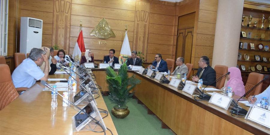 رئيس جامعة بنها يترأس اجتماع لجنة المنشآت بالجامعة