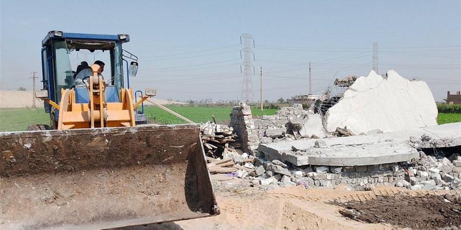 إزالة 18 حالة تعدٍ على أراضي الدولة والزراعية بمركز فرشوط في قنا