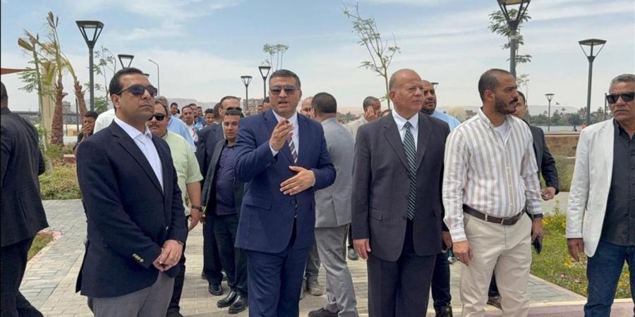 محافظ قنا: إحالة رؤساء قريتي الكلالسة وخزام للتحقيق لتقاعسهم عن التعامل مع الإشغالات