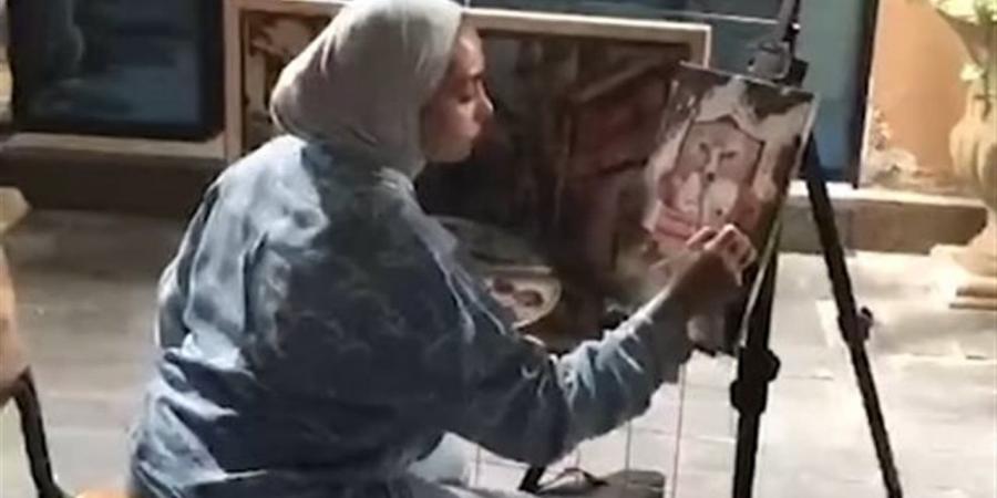 "حلم أسماء".. حكاية مدرسة رسم تحارب العنف الأسرى باللوحات الفنية فى شارع الفن