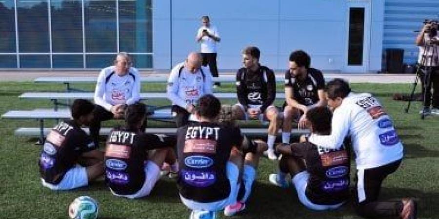 جلسة خاصة لـ حسام حسن مع لاعبى الوسط والأجنحة قبل مواجهة البرازيل