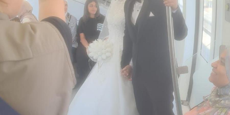 عروسان يحتفلان بزفافهما داخل أحد قطارات المونوريل وسط الركاب