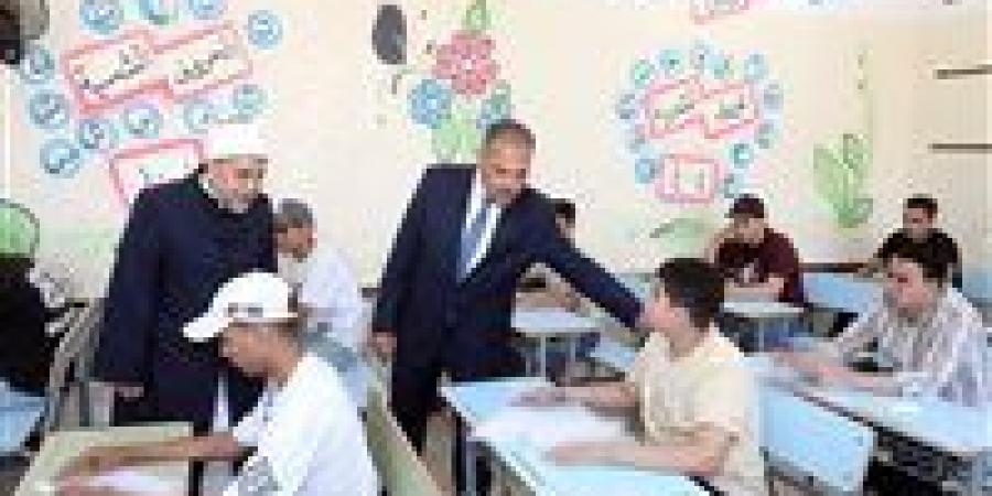 محافظ الشرقية يتفقد لجان امتحانات الثانوية الأزهرية بمعهد الصفوة النموذجي