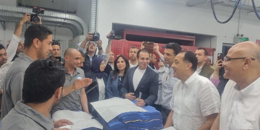 رئيس الوزراء يتفقد مصنع ملابس ببرج العرب ويشيد بفرص العمل المقدمة