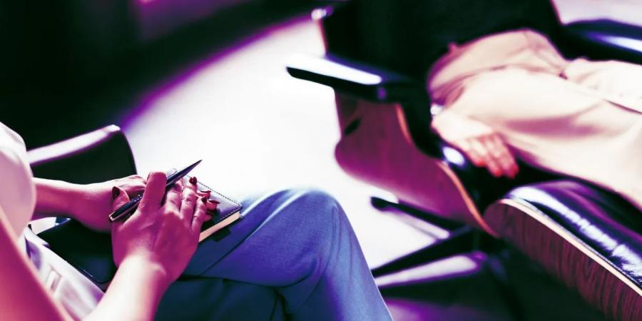 امرأة تفقد الثقة فى طبيبتها النفسية بعد تسجيل جلساتها بالذكاء الاصطناعى