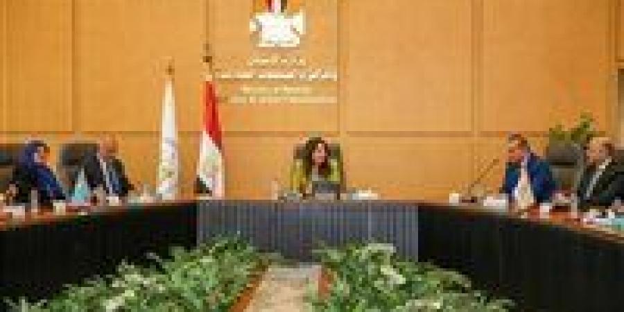 وزيرة الإسكان تتابع موقف مشروعات مياه الشرب والصرف الصحي بمحافظة القليوبية ومدينة العبور