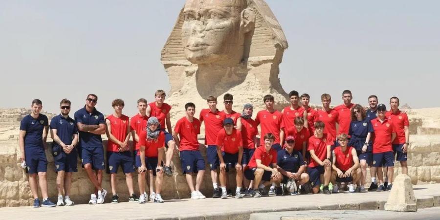 منتخب شباب روسيا يزور الأهرامات قبل مواجهة الفراعنة وديا.. صور