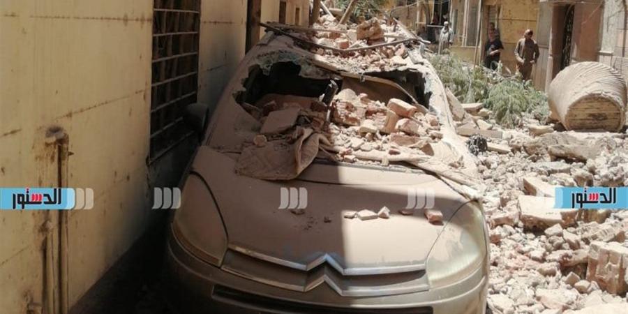 تحطم سيارة عقب سقوط أجزاء من عقار شرق الإسكندرية