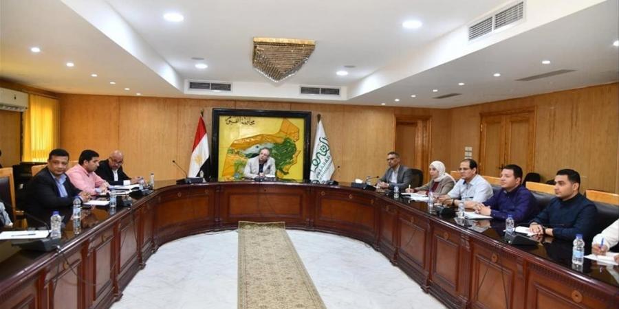 محافظ الفيوم يبحث إعادة تشغيل وحدة إنتاج الكهرباء من المخلفات بقرية قلهانة لدعم الطاقة النظيفة