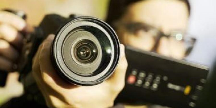 صوره بدون إذنه واحتفظ بالصور.. 17 ألف درهم تعويضاً لشاب فى الإمارات