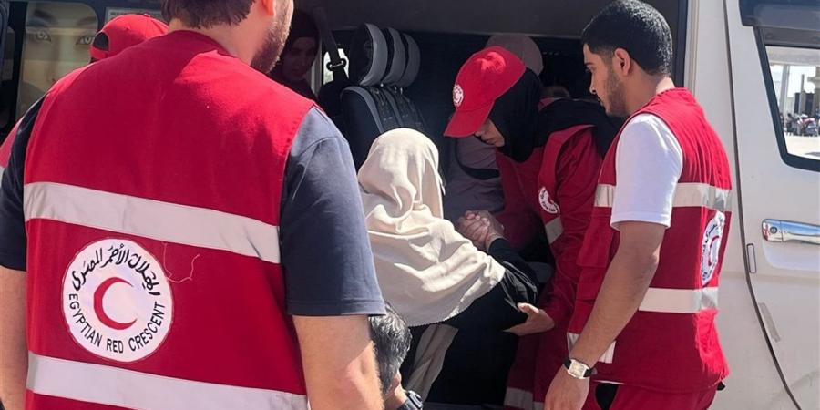 وجبات وملابس ورعاية كاملة.. الهلال الأحمر تواصل دعم المصابين الفلسطينيين ومرافقيهم