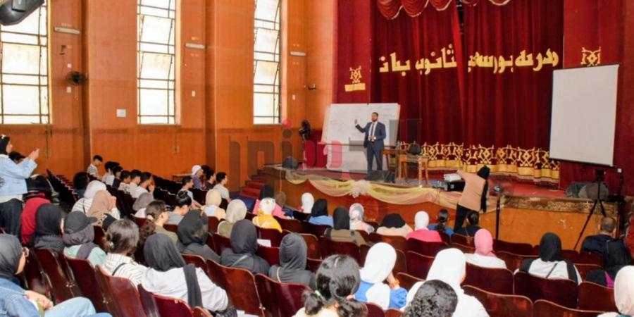 وكيل «تعليم بورسعيد» يتفقد القوافل التعليمية المجانية لطلاب الثانوية العامة