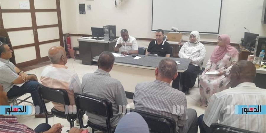 وكيل "تعليم أسوان" يجتمع بالقيادات التعليمية لمتابعة الاستعدادات النهائية لامتحانات الثانوية العامة