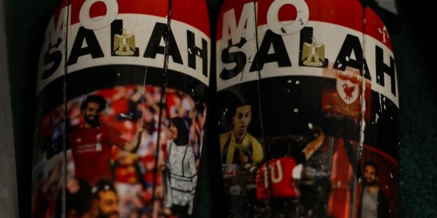 زوجة محمد صلاح وإمام عاشور على واقى القدم قبل مباراة بلجيكا ..صور