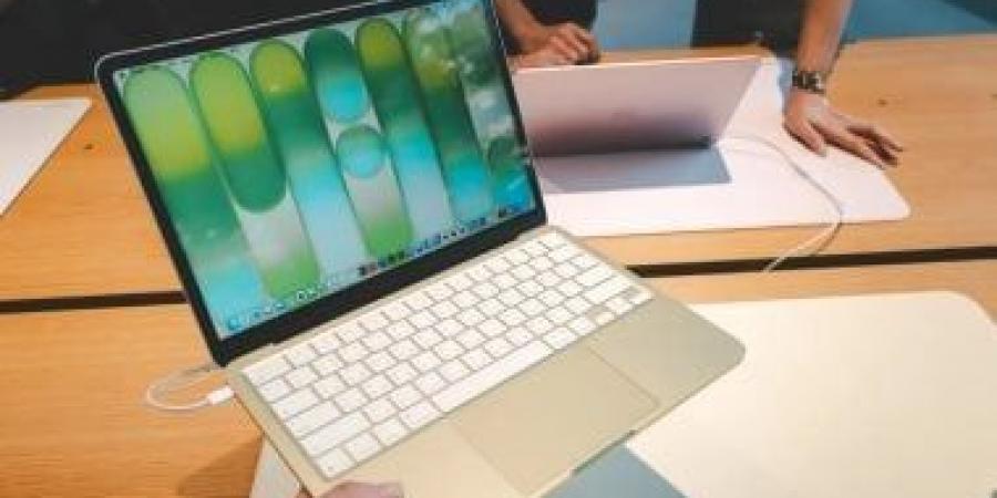 لماذا لا تأتى أجهزة ماك بشاشات تعمل باللمس؟