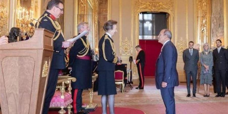 وزير التعليم العالي يهنئ الدكتور محمد لطفي لتسلمه وسام الإمبراطورية البريطانية