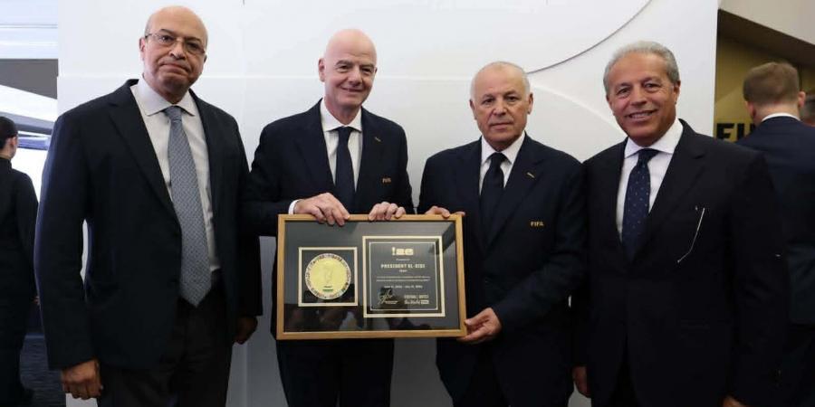 إنفانتينو يهدى أبو ريدة تذكار كأس العالم بإسم الرئيس السيسى على هامش مباراة مصر وبلجيكا