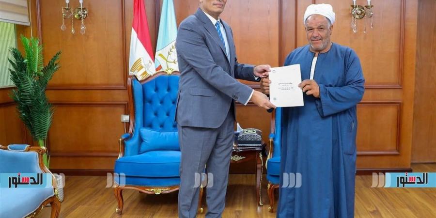 بتيسيرات غير مسبوقة.. محافظ كفرالشيخ يُسلّم 18 عقد تقنين أملاك دولة للمواطنين