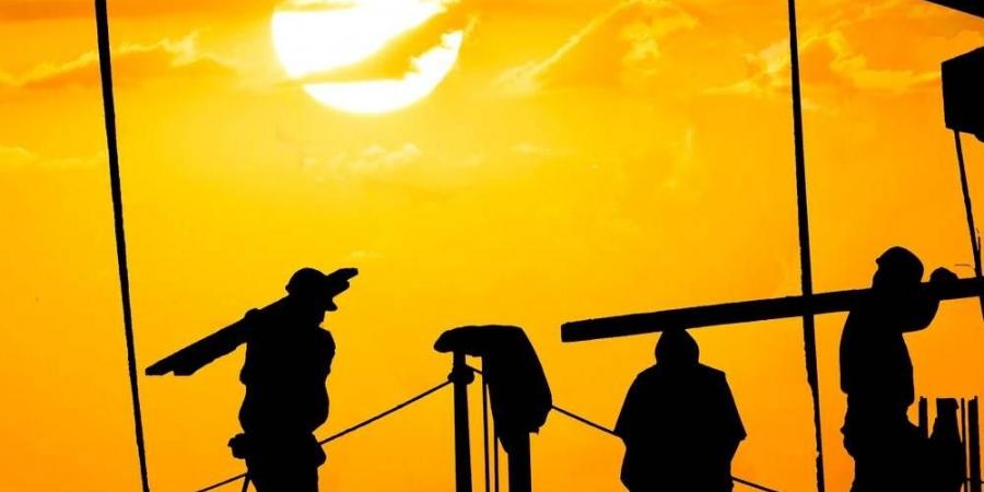 حظر العمل تحت أشعة الشمس.. السعودية تلزم القطاع الخاص ببدء التطبيق اعتبارًا من 15 يونيو