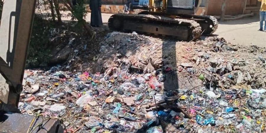 استجابة لشكوى مواطنين.. رفع 20 طن مخلفات من مصرف تلا بالبتانون بشبين الكوم