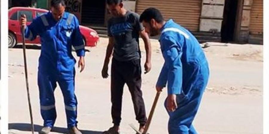 فرق عمل لإصلاح كسر في خط الصرف الصحي بمنطقة علم الروم بمطروح