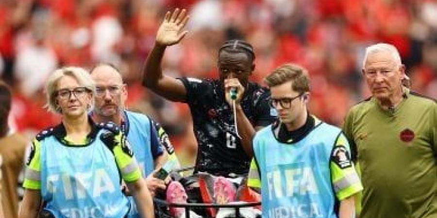 لاعب قطر يعتذر لمدافع كندا بعد الإصابة الخطيرة فى كأس العالم.. فيديو