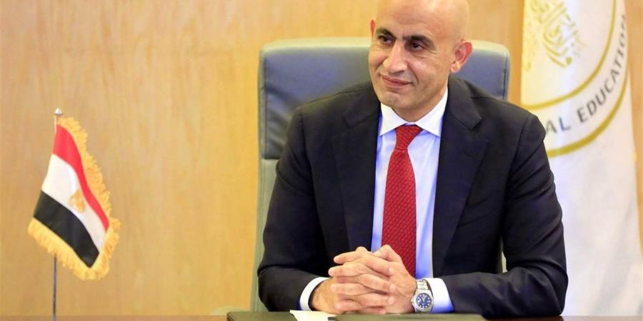 «عبد اللطيف» يضبط مخالفات جسيمة بمواد الهوية داخل مدارس دولية ويحيل الأمر للتحقيق (القصة الكاملة )