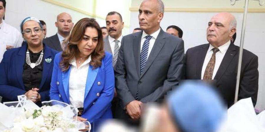 أُصيبت خلال تنفيذ قرار إزالة تعديات.. وزيرة التنمية تطمئن على رئيسة قرية تفتيش أبوسكين