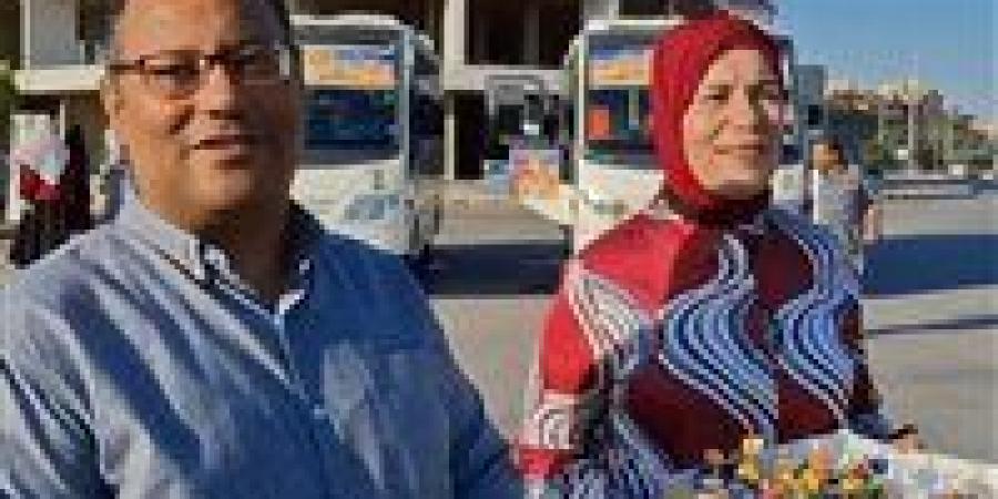 توزيع حلوى وشكولاته على الطلاب أثناء استقلالهم للأتوبيسات في المنيا الجديدة