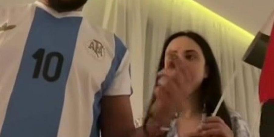 ممثل مصري شهير يُثير الجدل.. ارتدى قميص الأرجنتين قبل مواجهة مصر ثم حذف الفيديو