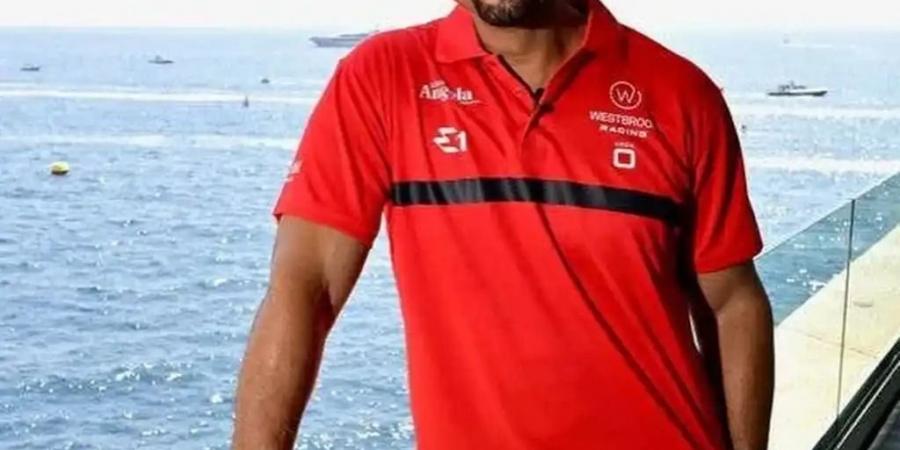 حلق شعره بالكامل... نجم شهير يفاجئ جمهوره بإطلالته الجديدة (صورة)