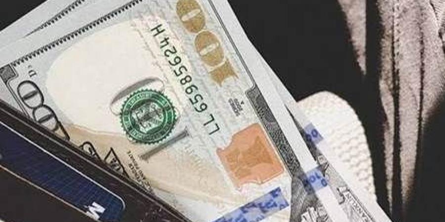 100 دولار مزورة تغزو الأسواق!