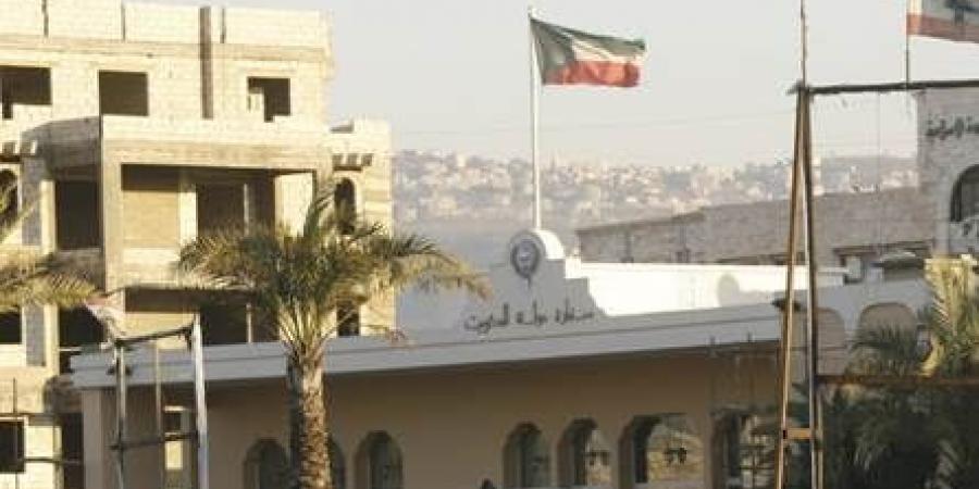 هذا ما يفعله سائقو "التاكسي" أمام السفارة الكويتية