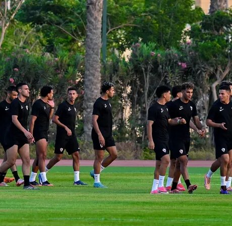 جلسة معتمد جمال مع لاعبي الزمالك قبل التدريبات بعد فترة الراحة