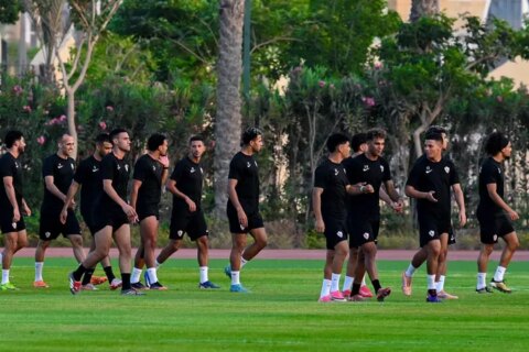 جلسة معتمد جمال مع لاعبي الزمالك قبل التدريبات بعد فترة الراحة
