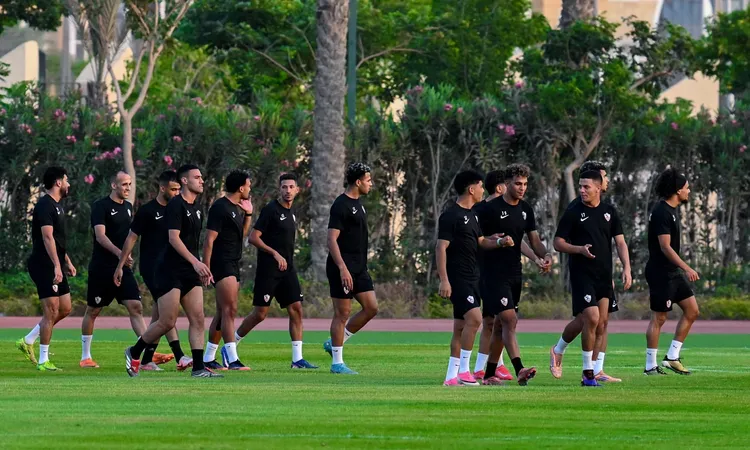 جلسة معتمد جمال مع لاعبي الزمالك قبل التدريبات بعد فترة الراحة